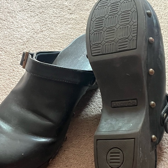Lands End black leather clogs - Picture 2 of 3